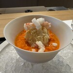 ひがしやま 司 - 先付け　毛蟹と剣先イカ　舎利　スイカとトマトとパプリカのソース　異なる赤い野菜の酸味と甘みの重なりがどこにも俗さない深い味わいに。角切りにした剣先イカと長芋の咀嚼の違いも楽しいです。