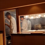 伯雲 - 厨房内の炭焼き台に向かう面々