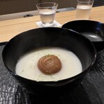 ひがしやま 司 - お椀　塩分を抜いた梅　百合根　白ズイキ　青柚子　百合根の長所をクローズアップした滑らかな出汁、風味豊かな梅、白ズイキの食感がたまりません。繊細で上品なお椀。