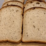 ブランジェリー ラ・フォンティヌ・ドゥ・ルルド - ライ麦パン・ドゥ・ミー（カット）