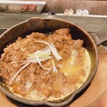炭火焼肉 肉匠 黒部 新札幌店 - 牛すじ煮込みの卵とじ