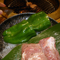 中目黒焼肉 登牛門 - 豚コメカミ×ピーマン