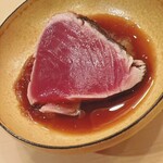 木挽町 とも樹 - タタキは玉ねぎおろし醤油でいただきます