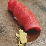 木挽町 とも樹 - 小泊の中トロ。夏鮪らしく爽快な脂