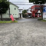 魔界ラーメン 月光 - 駐車場は店舗向かい側に10台分