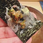 木挽町 とも樹 - 生シラスはポン酢をまぶして海苔巻きでいただきました