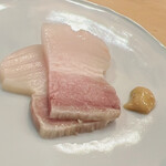 木挽町 とも樹 - ミンク鯨の畝須。香味野菜で炊き上げ、辛しでいただきます。悶絶級の美味さでした