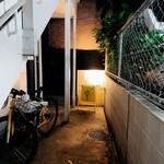 酒場 みんなの黄ちゃん - 入口、何件かお店があるマンションの一室