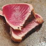 木挽町 とも樹 - 気仙沼の鰹のタタキ。今年の鰹は近年まれにみる上物です