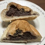 パオン昭月 - フランスあんぱん(つぶあん)の断面