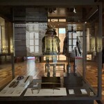 Cantine Barbaroux - 武器の展示室には日本の甲冑があった。この展示を熱心に見ている子どもがいて親に声を掛けて家族全員で何やら話をしていた。