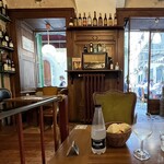 Cantine Barbaroux - テラス席はランチ休みをとっている会社員で繁盛