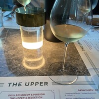 THE UPPER - テーブル上のワインとグラス