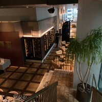 THE UPPER - 受付の10階から9階席へ