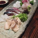 お造りの盛り合わせ。中でも生サバが格別。