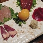 比内鶏のお刺身。中央のキンカンが美味でした。