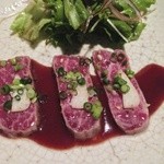 酒盃 - 牛のタタキ。美味しくて連れがお代わりしてました。