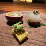 カモシヤ クスモト - パイナップル、種無しライチ、パッションフルーツ　魚醤　肉味噌で♪