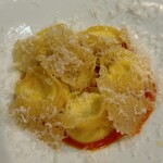 カーサ・デル・チーボ - マスカルポーネとモッツァレラのトルテッリ　塩味が強いかな。華やかな皿。