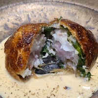 馳走西健一 - ⑦泳がせ舌鮃(静岡県駿河湾産、サスエ前田魚店)&大葉&ロースト玉葱のパイ包み焼き、、ブールブラン・ソース添え
                    舌鮃のサッパリとした旨み、玉葱の甘みとブールブランソース、王道のフレンチらしい一品