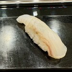 寿司大 - 塩味がきいていてたまらなく美味しい松皮カレイ