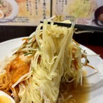 呉麺屋 - 呉冷麺+大盛（大辛）¥950
            麺は細平麺ストレートであまりない麺です