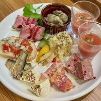 洋食ビストロ 一方美人 - 前菜盛り合わせは絶対食べるべし！アラカルトが集結