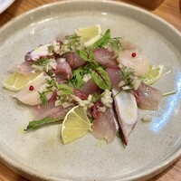 洋食ビストロ 一方美人 - カルパッチョも季節感ある　鯵とタコとホタテ