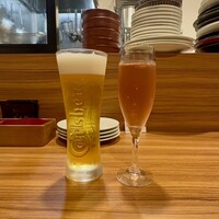 洋食ビストロ 一方美人 - スパークリングがグラスで色々あるの嬉しいし、生ビールがカールスバーグも嬉しい