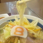 Hachiban Ramen - 麺 持上げ