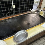 お好み焼き 多美也 - この巨大な鉄板は、大将専用のヤツかも鴨(*⁰▿⁰*)