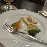 BAR 仏手柑 - お通し　ツナの、クラッカーと自家製ピクルス、トマトの、ジュレ