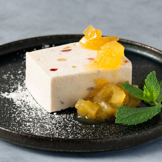 クランベリーとチーズのセミフレッド 〜リンゴと蜂蜜ソース〜