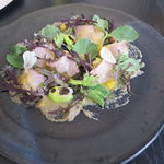 ラ・ボンヌターブル - 炭火で軽く炙った鰆、エコファーム浅野から届いたゴボウとそのピュレ、焼き空豆とその葉2