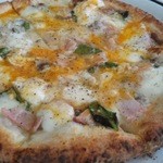 クイエラ - ビスマルクも新たに加わった。良質のハム、チーズにタマゴでマイルドになり、とても美味しい。