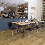 ラ・ボンヌターブル - ホワイトとブラウンを基調とした温かみある空間1