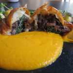 ラ・ボンヌターブル - 柿木畜産から届いた短角牛しっぽの赤ワイン煮込みとキタアカリ、蓮根と春菊のパイ包み焼き、アロマレッド人参のソースと焼き林檎と五郎島金時、梶谷農園から届いたハーブをたっぷりのせて3