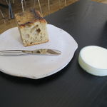 ラ・ボンヌターブル - 大阪のル・シュクレクールのパンとカルピスバター2