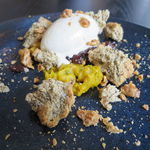 ラ・ボンヌターブル - 日本黒皮カボチャとヴァニラ、アールグレイのシフォンケーキ、フルムダンベールのアイスクリームに甲斐ノワールで炊いたプルーンと胡桃のキャラメルを振りかけて2