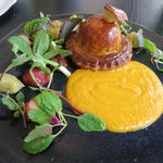 ラ・ボンヌターブル - 柿木畜産から届いた短角牛しっぽの赤ワイン煮込みとキタアカリ、蓮根と春菊のパイ包み焼き、アロマレッド人参のソースと焼き林檎と五郎島金時、梶谷農園から届いたハーブをたっぷりのせて2