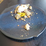 ラ・ボンヌターブル - 日本黒皮カボチャとヴァニラ、アールグレイのシフォンケーキ、フルムダンベールのアイスクリームに甲斐ノワールで炊いたプルーンと胡桃のキャラメルを振りかけて3