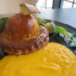 ラ・ボンヌターブル - 柿木畜産から届いた短角牛しっぽの赤ワイン煮込みとキタアカリ、蓮根と春菊のパイ包み焼き、アロマレッド人参のソースと焼き林檎と五郎島金時、梶谷農園から届いたハーブをたっぷりのせて1