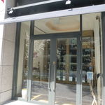 ラ・ボンヌターブル - ガラス張りのスタイリッシュな店