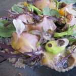 ラ・ボンヌターブル - 炭火で軽く炙った鰆、エコファーム浅野から届いたゴボウとそのピュレ、焼き空豆とその葉1