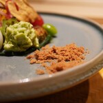 炎水 - ずんだ、冷奴、うずらの卵以外はこの鰹節パウダーで染めることで、鰹の風味と旨味がしっかり素材を生かしてくれる。