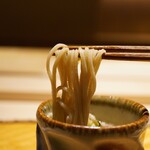 炎水 - コシのある食感にツルッとした喉越し。辛みのある大根が清涼感を添え、後味に残るさっぱりとした旨味で心地よくリセットさせる。