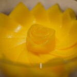 炎水 - 蓋を開けた瞬間に香りが良く立ち上がり、口に含めばさらに高める甘み！マンゴープリンのコクと甘みは噛み締めて膨らむ瑞々しい一体感。 ほんのり甘くて見た目も美しい素晴らしき作品。