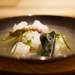 炎水 - お出汁の艶やかな香りと甘みに旨味の統一感を出す鱧出汁。舌で転がすほどに味わいが引き立ち、それぞれの素材をグッと引き立てる。 炎水さんならではのお椀に広げる味の躍動感！
