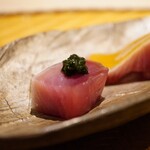 炎水 - 葱醤油乗せ 葱の青みが全体を染めると同時に咀嚼で立ち上がる驚くほどの薫香！ 噛み締めるほどに旨味が強く深まり、鰹の持ち味を綺麗に発揮させる。