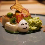 炎水 - 石川の近江市場から買えるだけ野菜を買って合わせた八寸のようなヒトサラ。 野菜の一つひとつに味わいを芽生えさせるように、それぞれの素材が旨さを主張しながら全体のバランスに富み、手間ひまかけた夏らしいおいしさに満ちる。